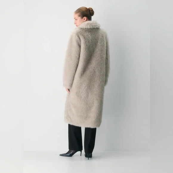 Aritzia Cortina Coat - Arctic Faux Fur - Picture 2 of 9